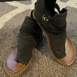 Very G Black Sandals